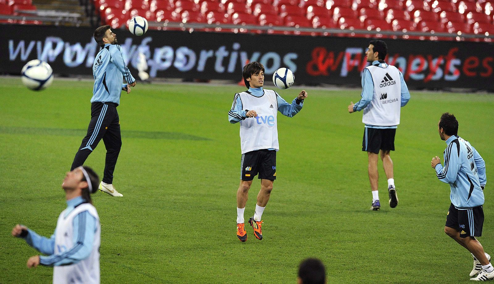 Silva, jugador del Manchester City, en un entrenamiento con la selección española en Wembley.