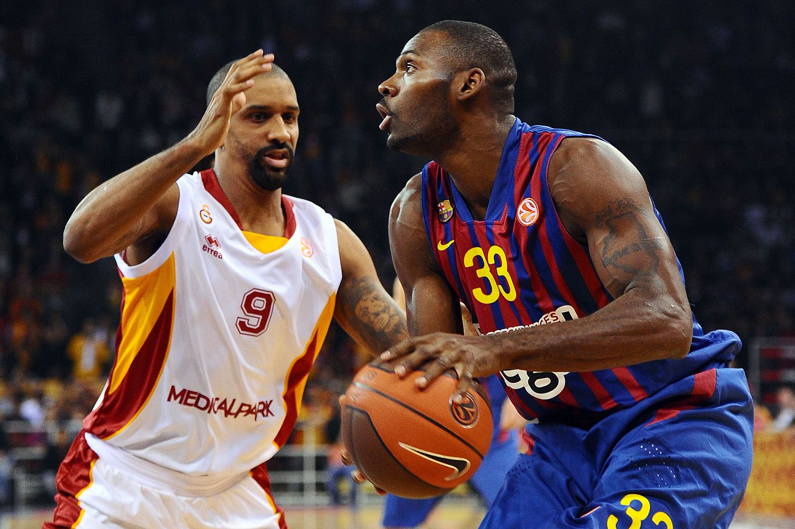 El alero del Regal Barcelona Pete Mickeal, frente al jugador del Galatasaray Preston Shumpert