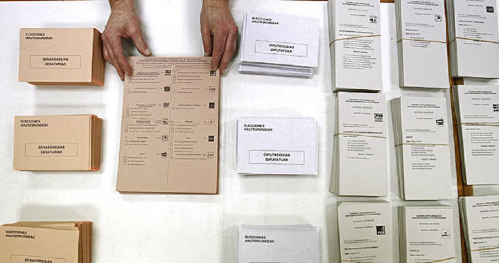  Algunos colegios de Pamplona han comenzado esta mañana la colocación de urnas y papeletas