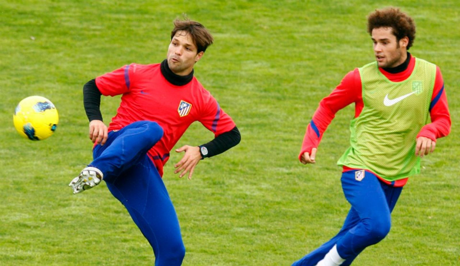 Diego Ribas y Mario Suárez, durante un entrenamiento del Atletico.