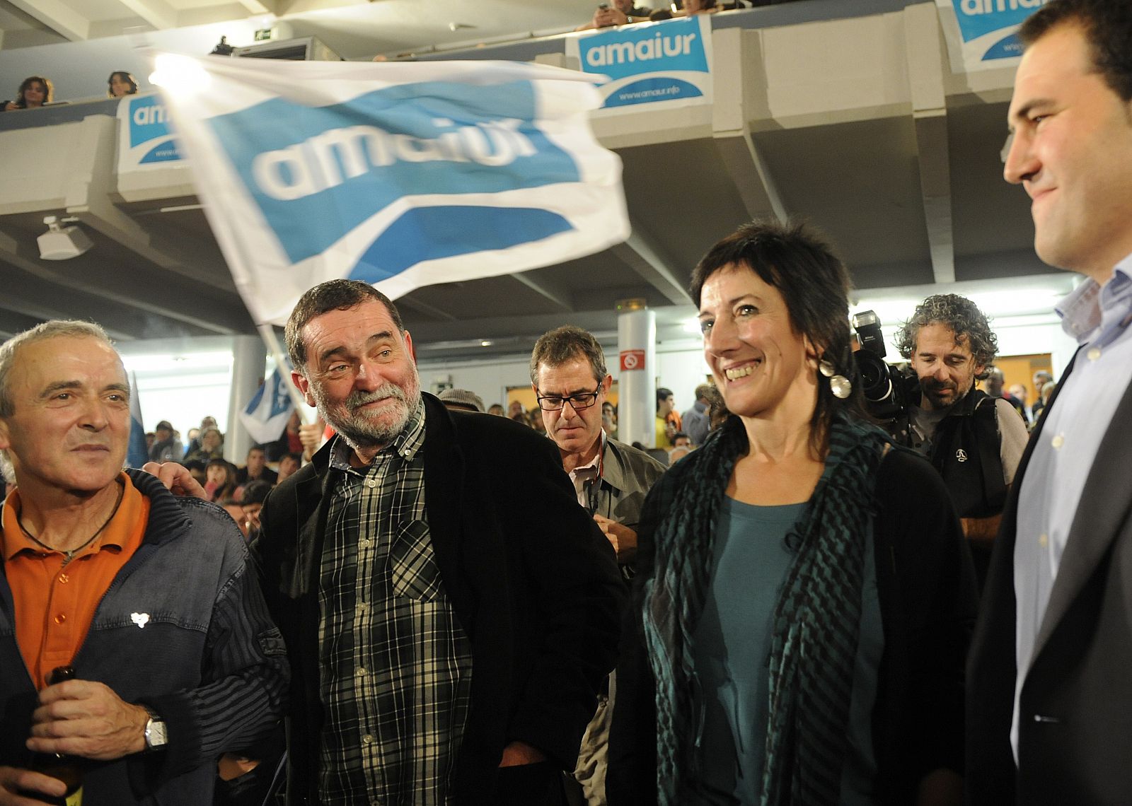 Los candidatos de Amaiur Sabino Cuadra, Iñaki Antigüedad y Maite Aristegi celebran el resultado electoral de su coalición.