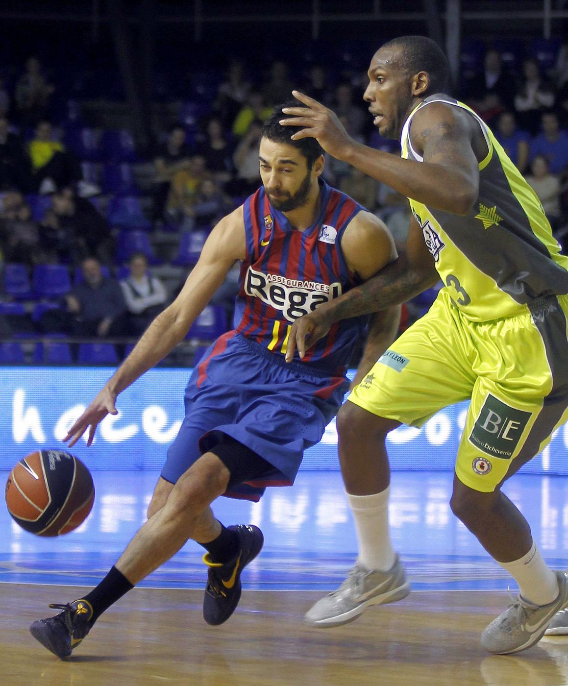 Juan Carlos Navarro, del FC Barcelona Regal, intenta avanzar ante la oposición de Seawright, del Blancos de Rueda Valladolid.