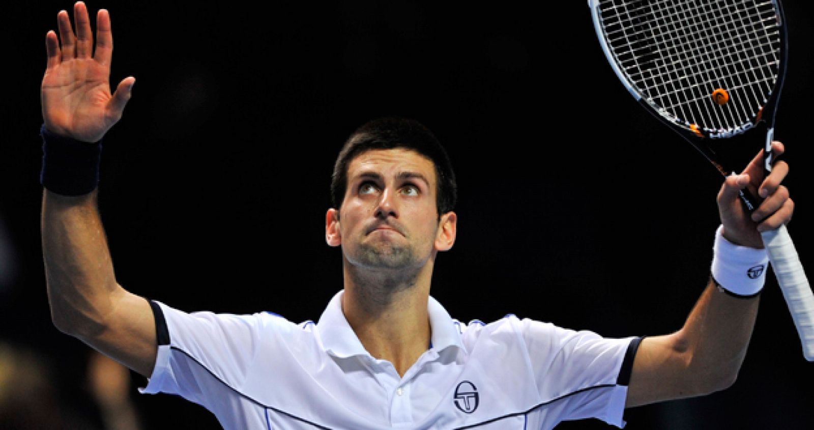 El tenista serbio Novak Djokovic celebra su victoria ante Tomas Berdych en la Copa de Maestros de Londres.