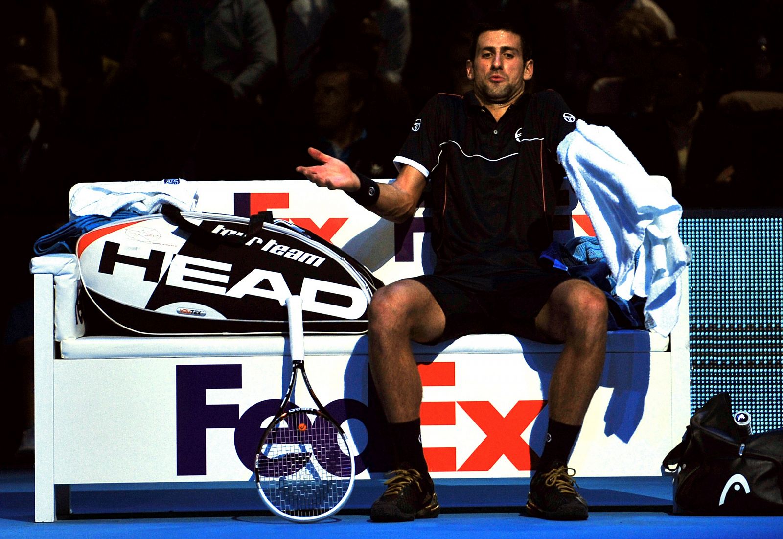 Novak Djokovic gesticula en un descanso del partido