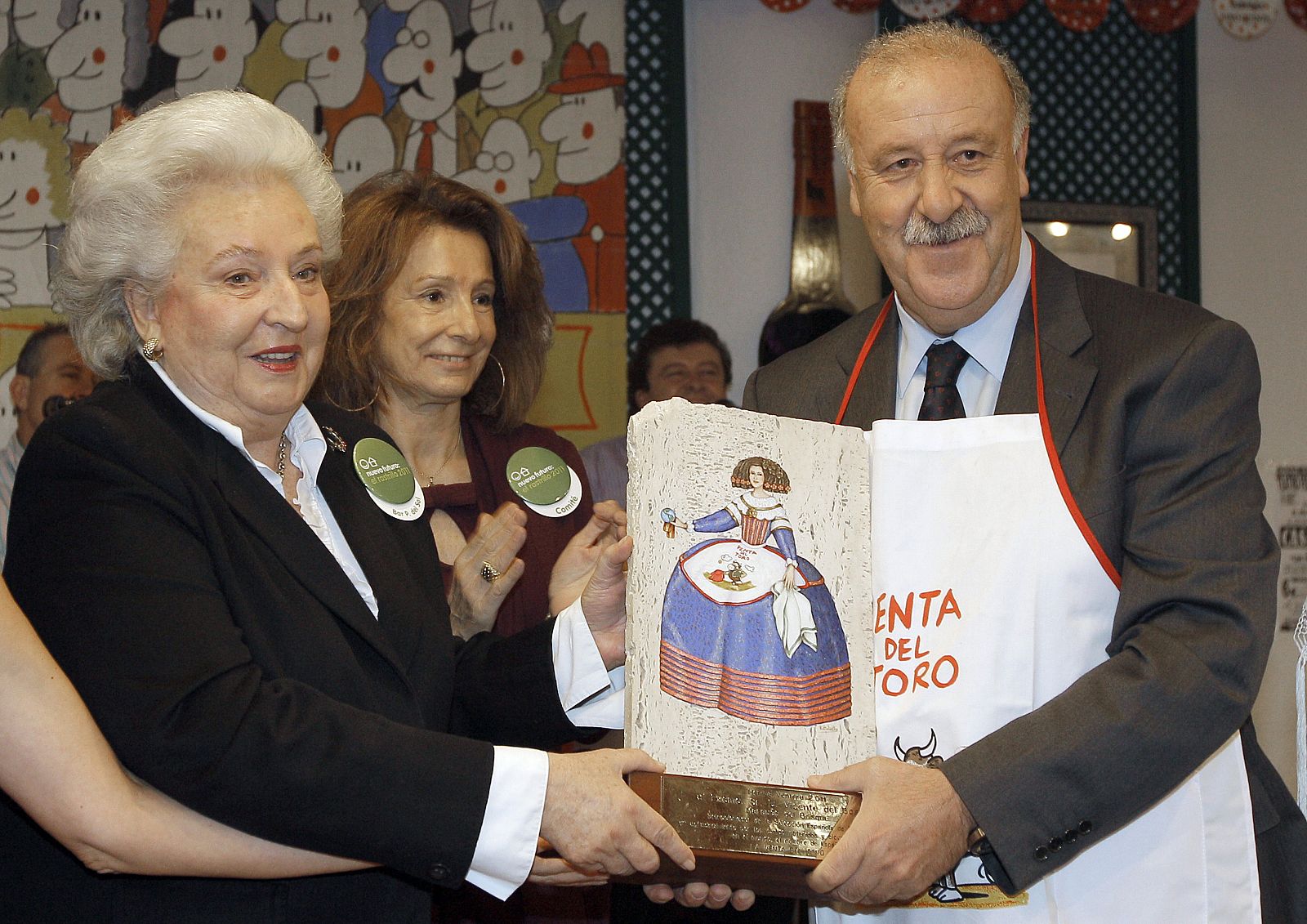 El seleccionador recibía recientemente un premio que le entregaba la infanta Pilar de Borbón.