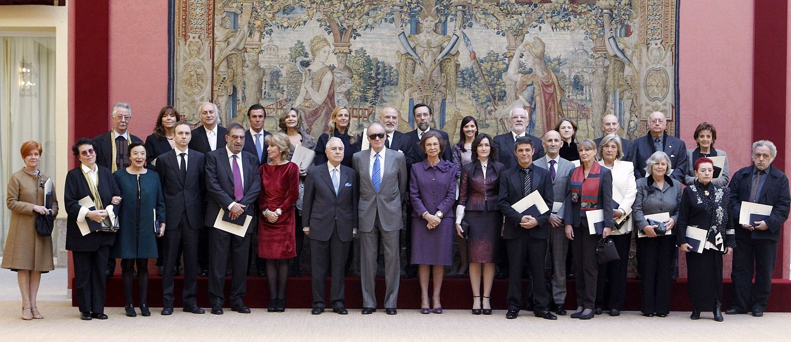 Foto de grupo de los reyes con los premiados con las Medallas de Oro al Mérito en las Bellas Artes 2010