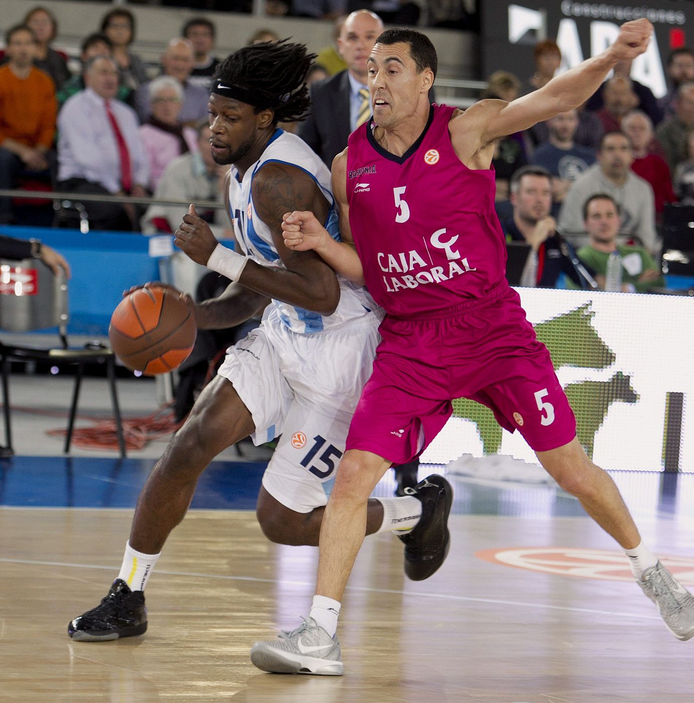 El base argentino del Caja Laboral Baskonia Pablo Prigioni comete falta ante el alero estadounidense del Fenebahce Ülker de Estambul, James Gist.