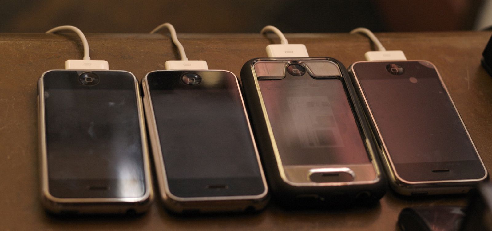 Varios iPhones en su momento de recarga