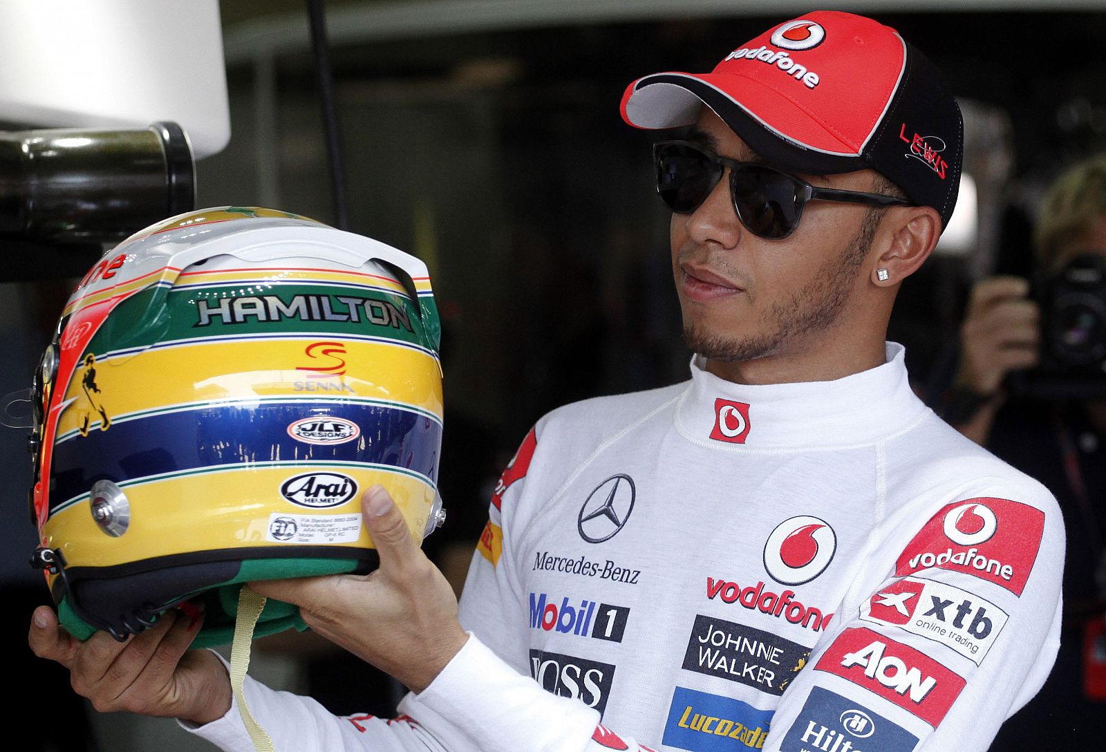 Lewis Hamilton muestra su nuevo casco para el GP de Brasil