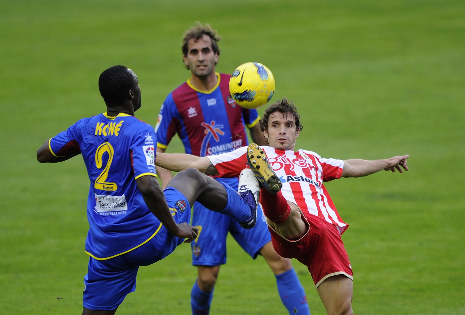 El Levante terminó goleando al Sporting de Gijón en el Ciudad de Valencia.