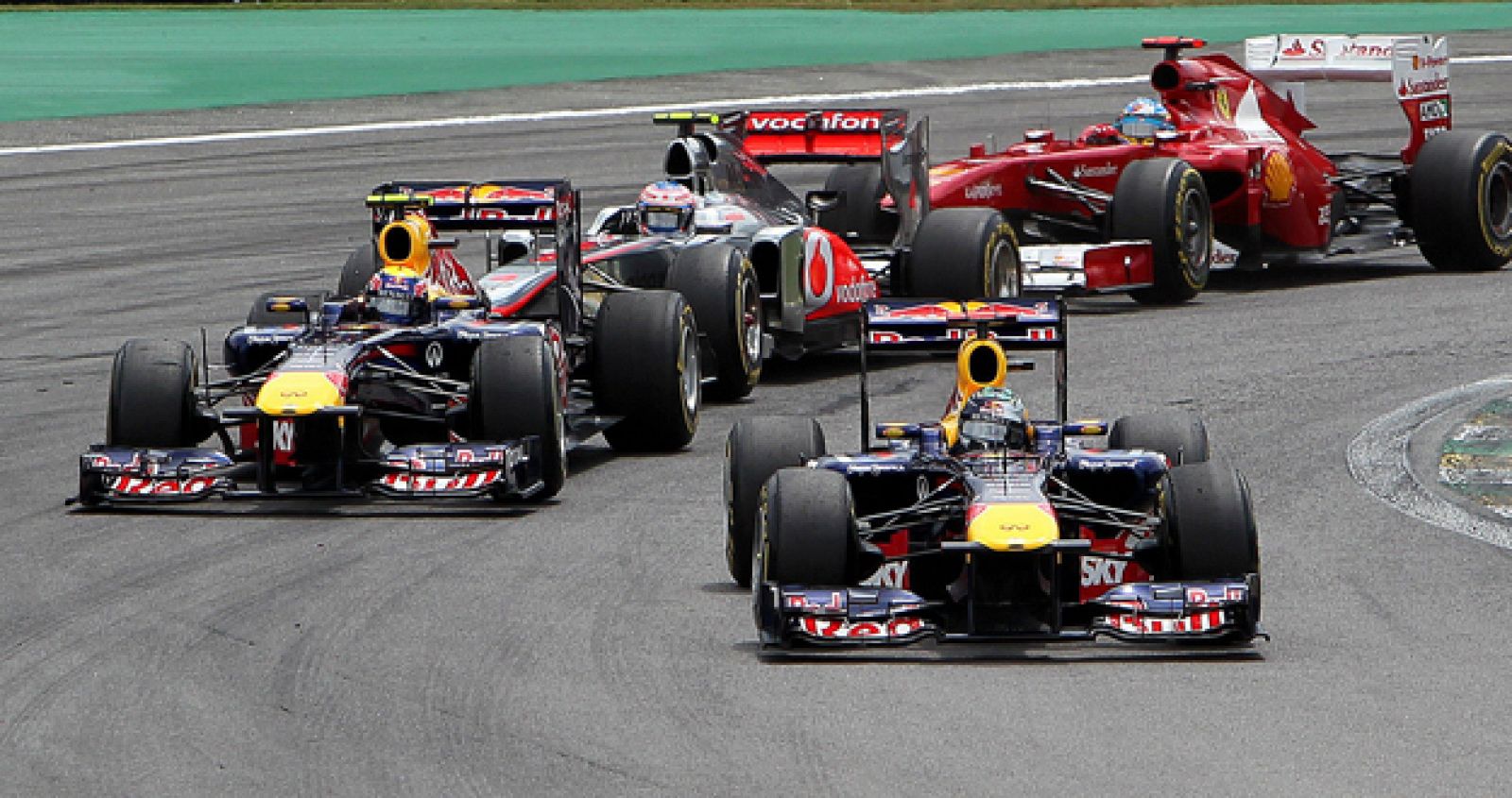 Los pilotos Sebastian Vettel (adelante), Mark Webber (i), Jenson Button (c) y Fernando Alonso (d) conducen sus monoplazas durante el Gran Premio de Brasil de la Formula 1 en Interlagos.