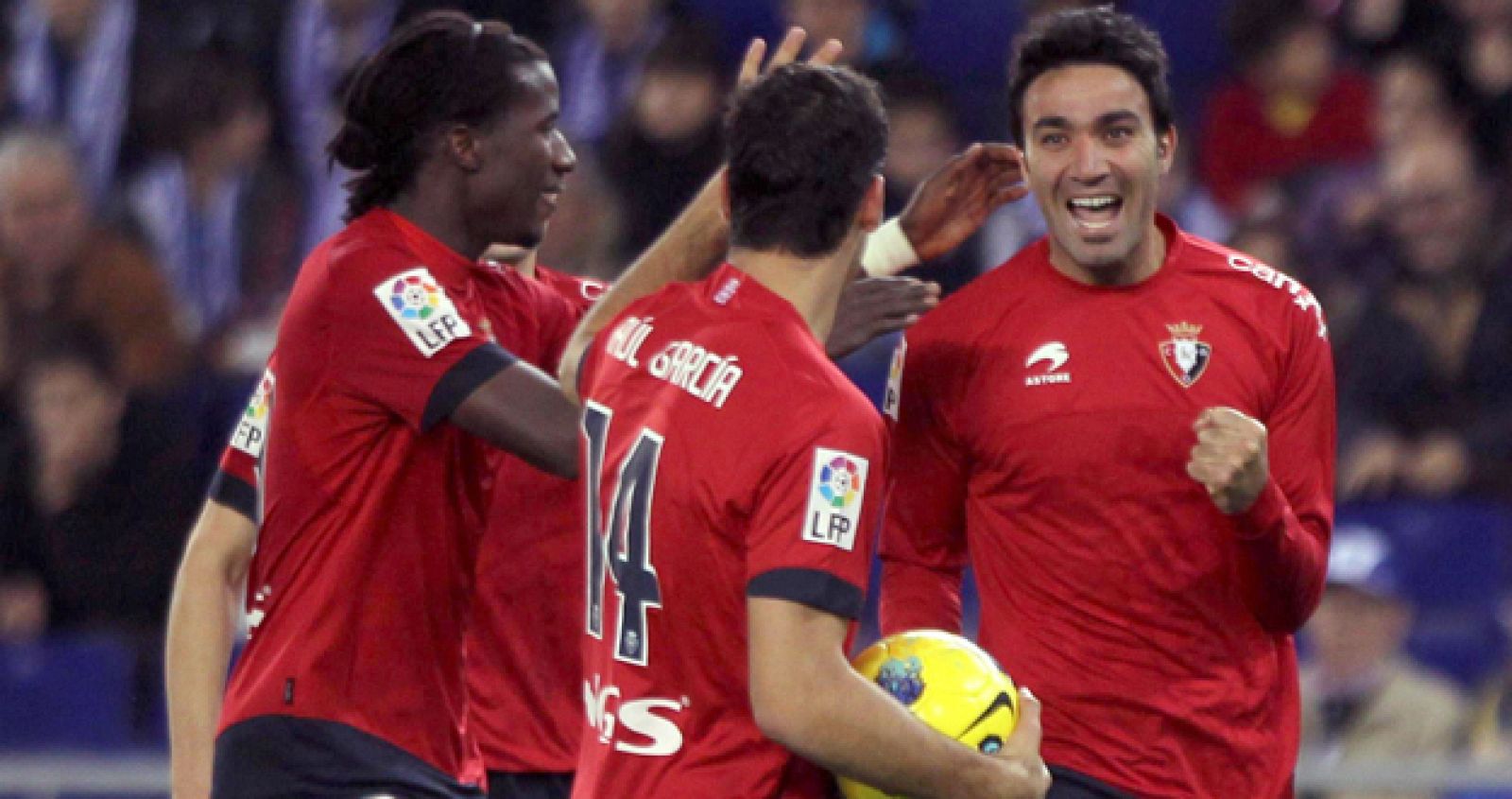 El centrocampista iraní Javad Nekounam (d), celebra su gol ante el Espanyol con sus compañeros.