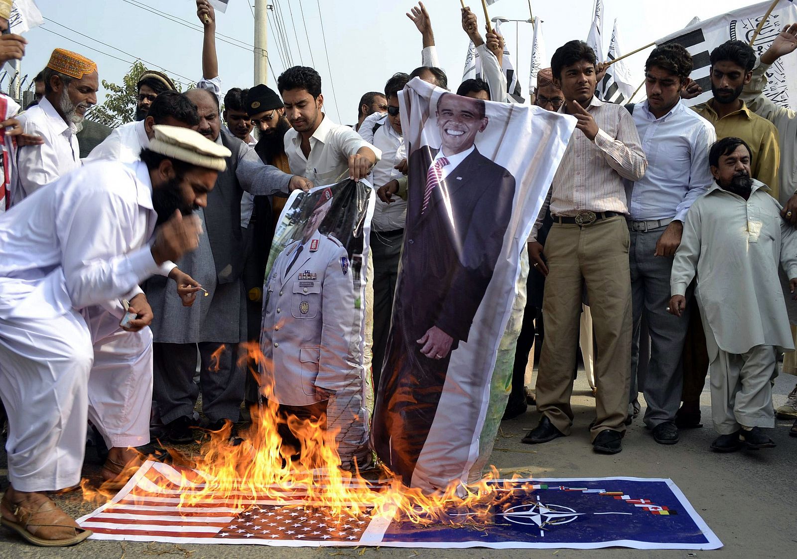 Partidarios del partido islamista ilegal Jamaat ud Dawa queman una imagen del presidente de EE.UU., Barack Obama en Multan, Pakistán
