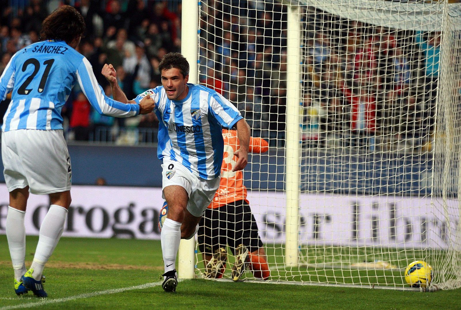 Jérémy Toulalan (d) celebra el primer gol ante el Villarreal C.F.