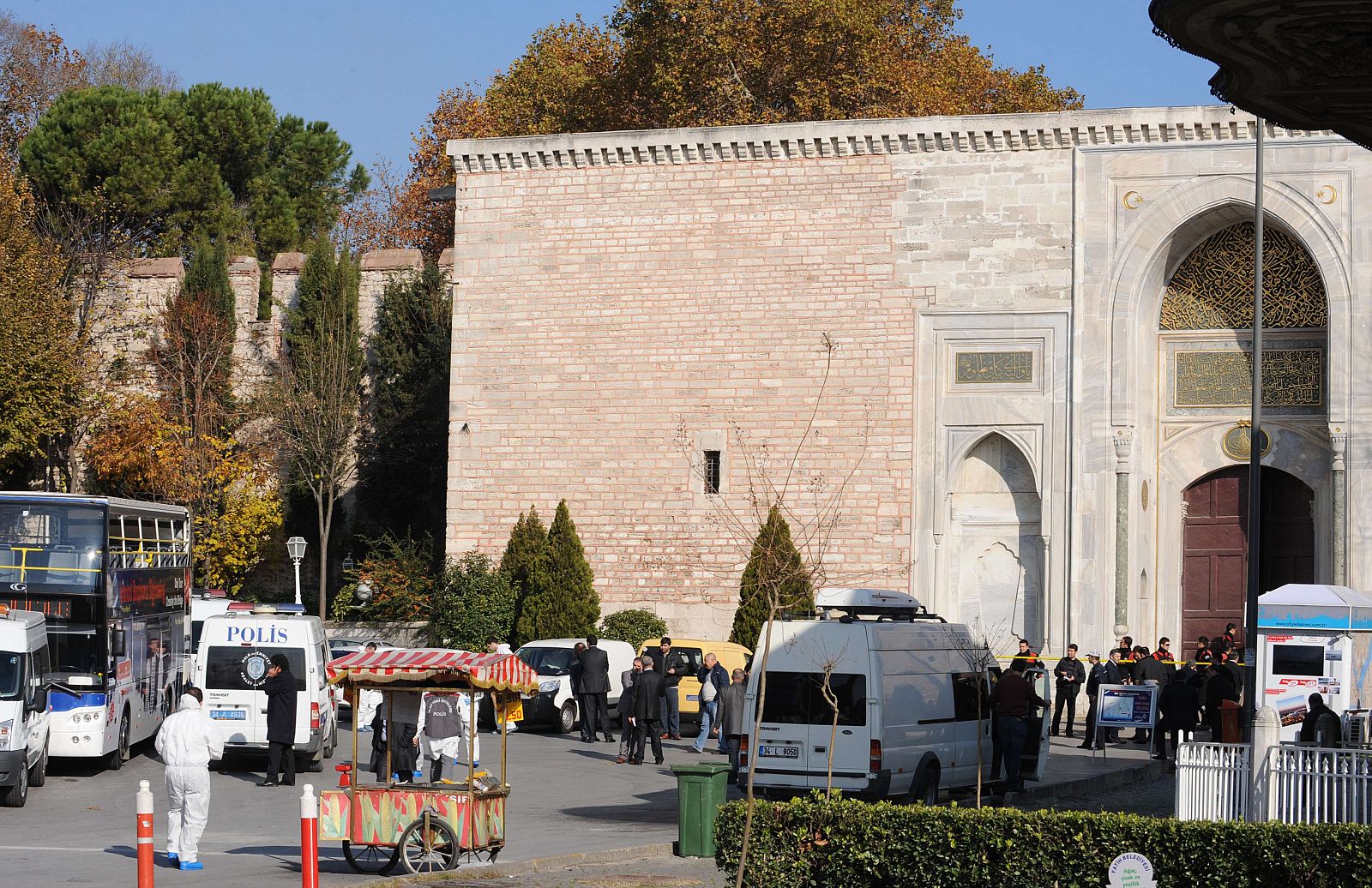 Policía y ambulancias en los alrededores del palacio Topkapi después de que un hombre abriera fuego y fuera abatido a tiros por las fuerzas de seguridad.