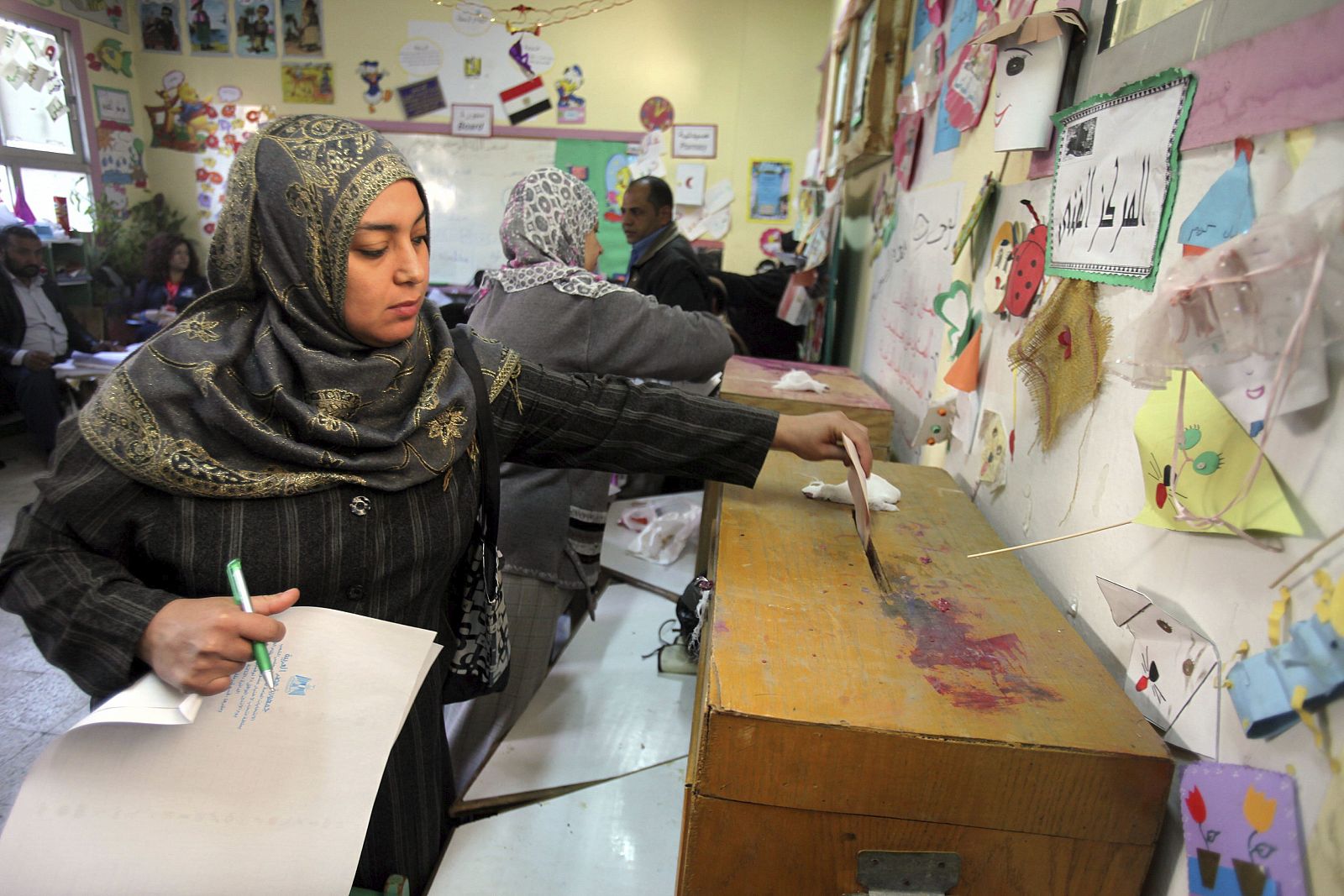 Una mujer vota durante la segunda jornada de la primera fase de las legislativas en Egipto, este miércoles