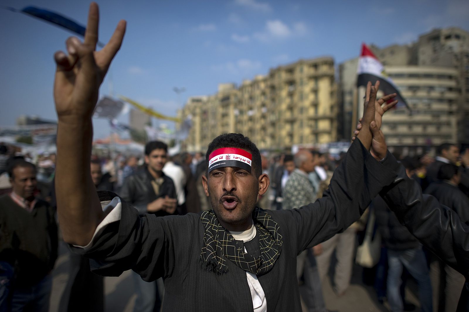 Una manifestantes contra el ejército en la plaza Tahrir de El Cairo.
