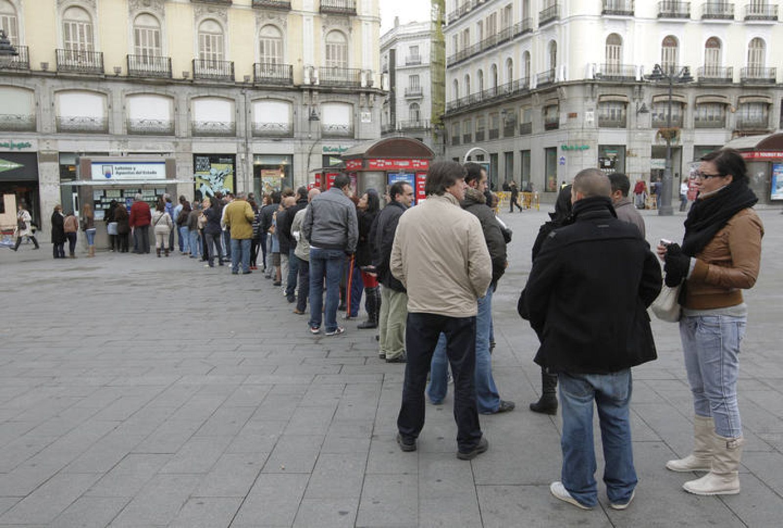 COLAS PARA COMPRAR LOTERÍA DE NAVIDAD