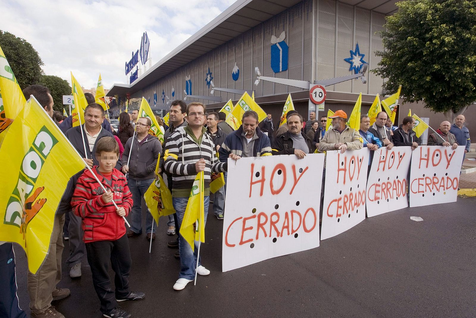 AGRICULTORES DE COAG PROTESTAN CONTRA LAS GRANDES SUPERFICIES