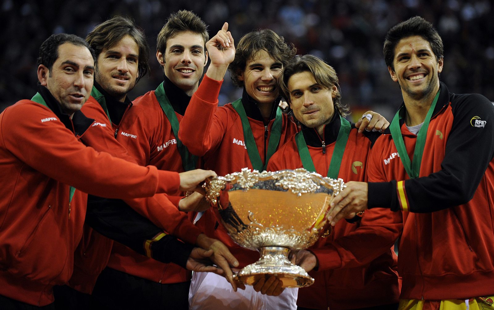 Rafa Nadal y David Ferrer, en el centro, celebran la Davis de 2011. El segundo estará contra Austria