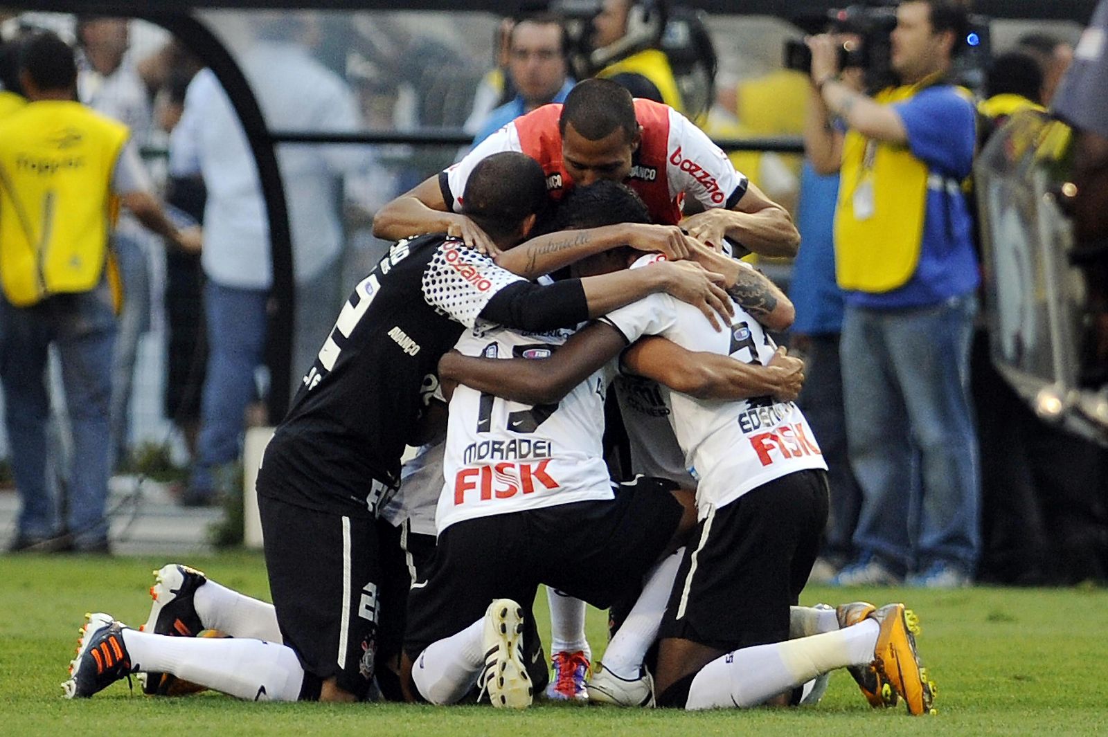 Los jugadores del Corinthians celebran su quinto título brasileño