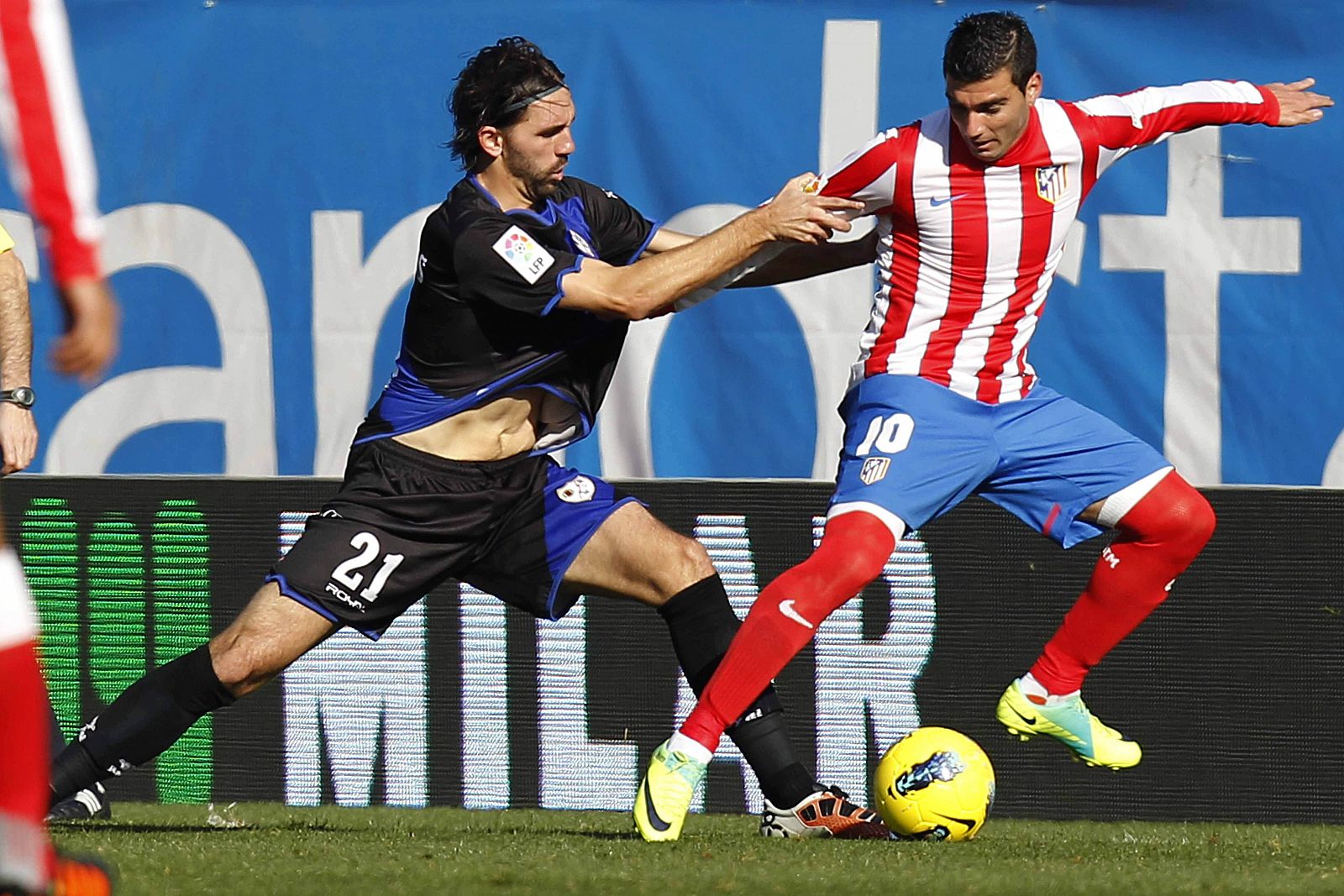 El centrocampista del Atlético de Madrid José Antonio Reyes (d) pelea un balón con el defensa del Rayo Vallecano Jordi Figueras
