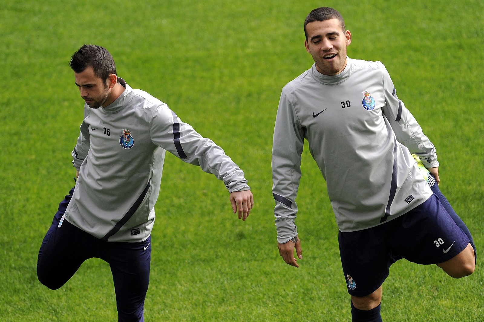 Los futbolistas del Oporto Derfour y Otamendi durante el entrenamiento de su equipo en el estadio Dragao en Oporto.