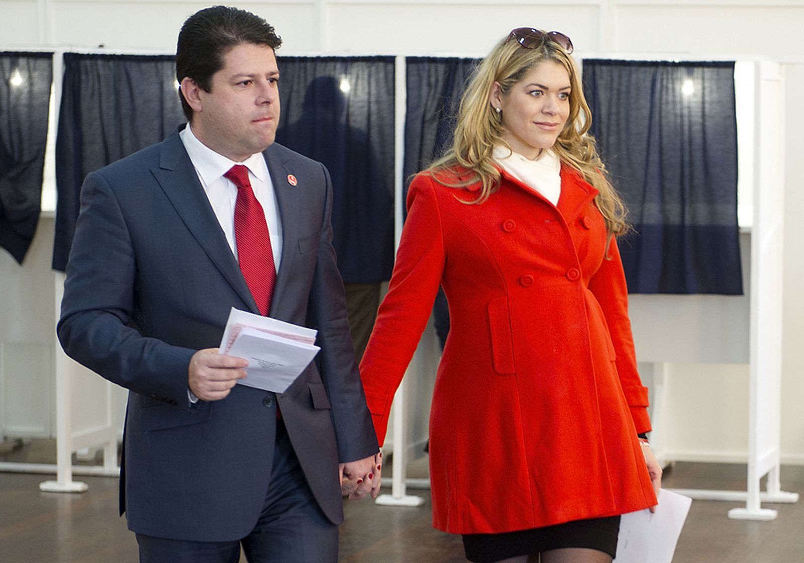 El líder laborista y vencedor de las elecciones en Gibraltar, Fabian Picardo, acude este jueves a votar junto a su esposa