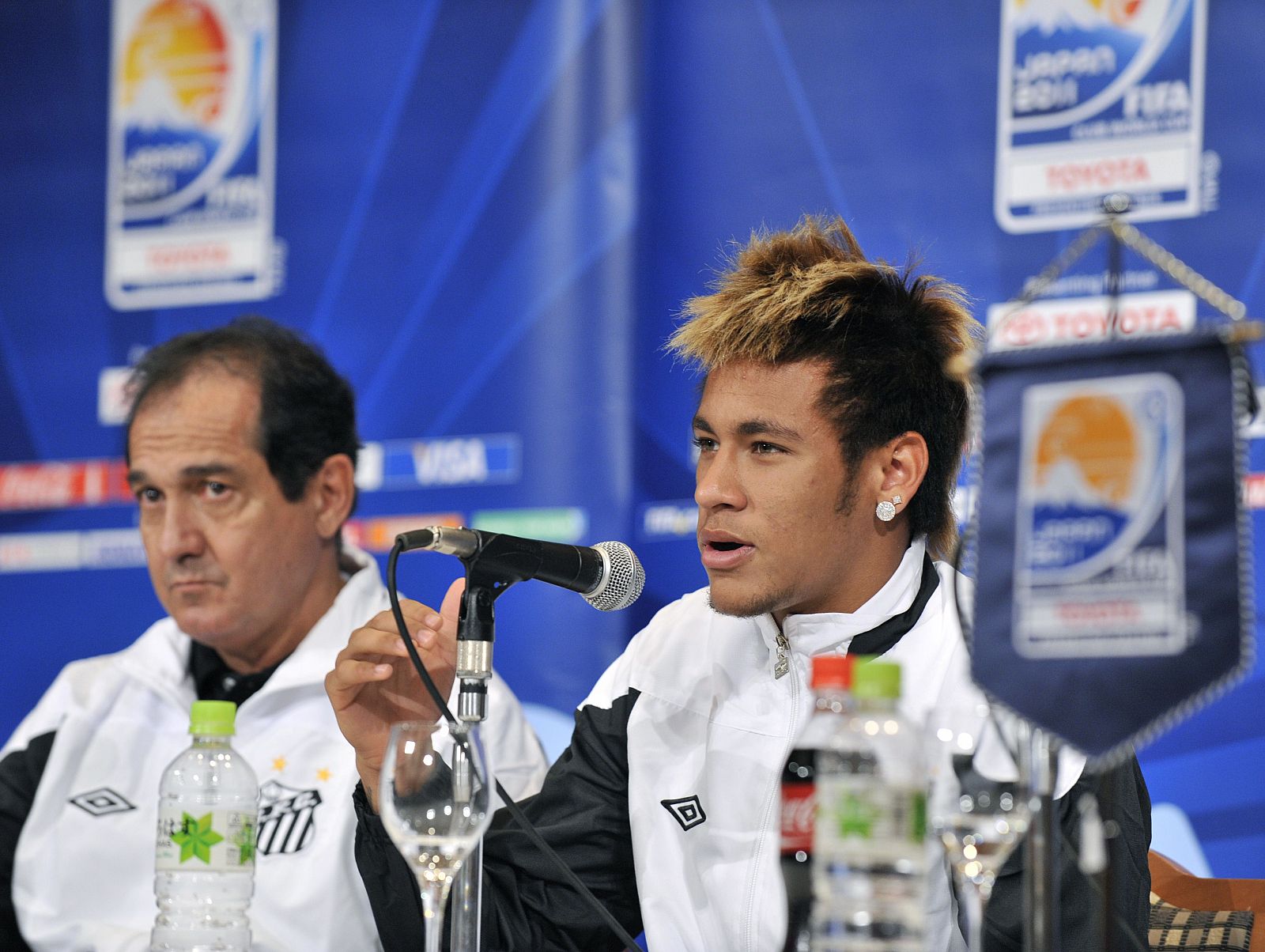 El delantero brasileño junto a su entrenador Ramalho durante la rueda de prensa en Nagoya.