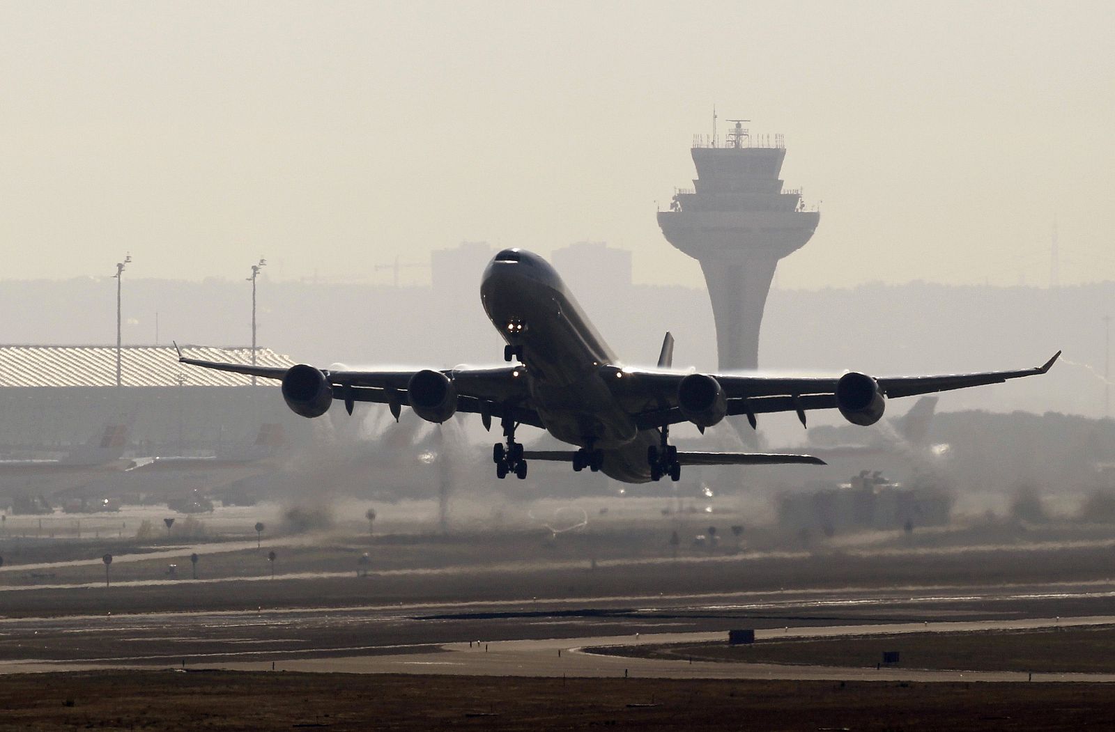 Un avión despega en Barajas.