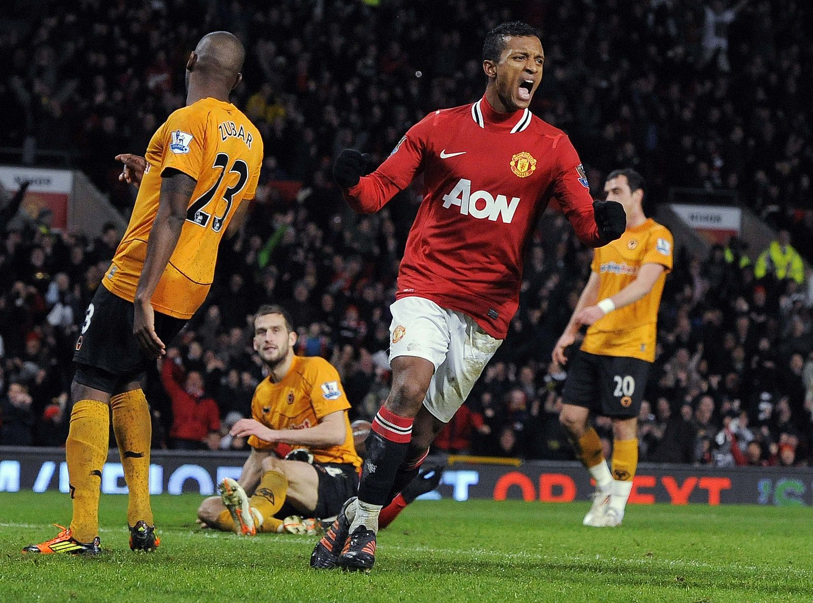 El jugador del Manchester United Nani celebra su segundo gol ante el Wolverhampton.