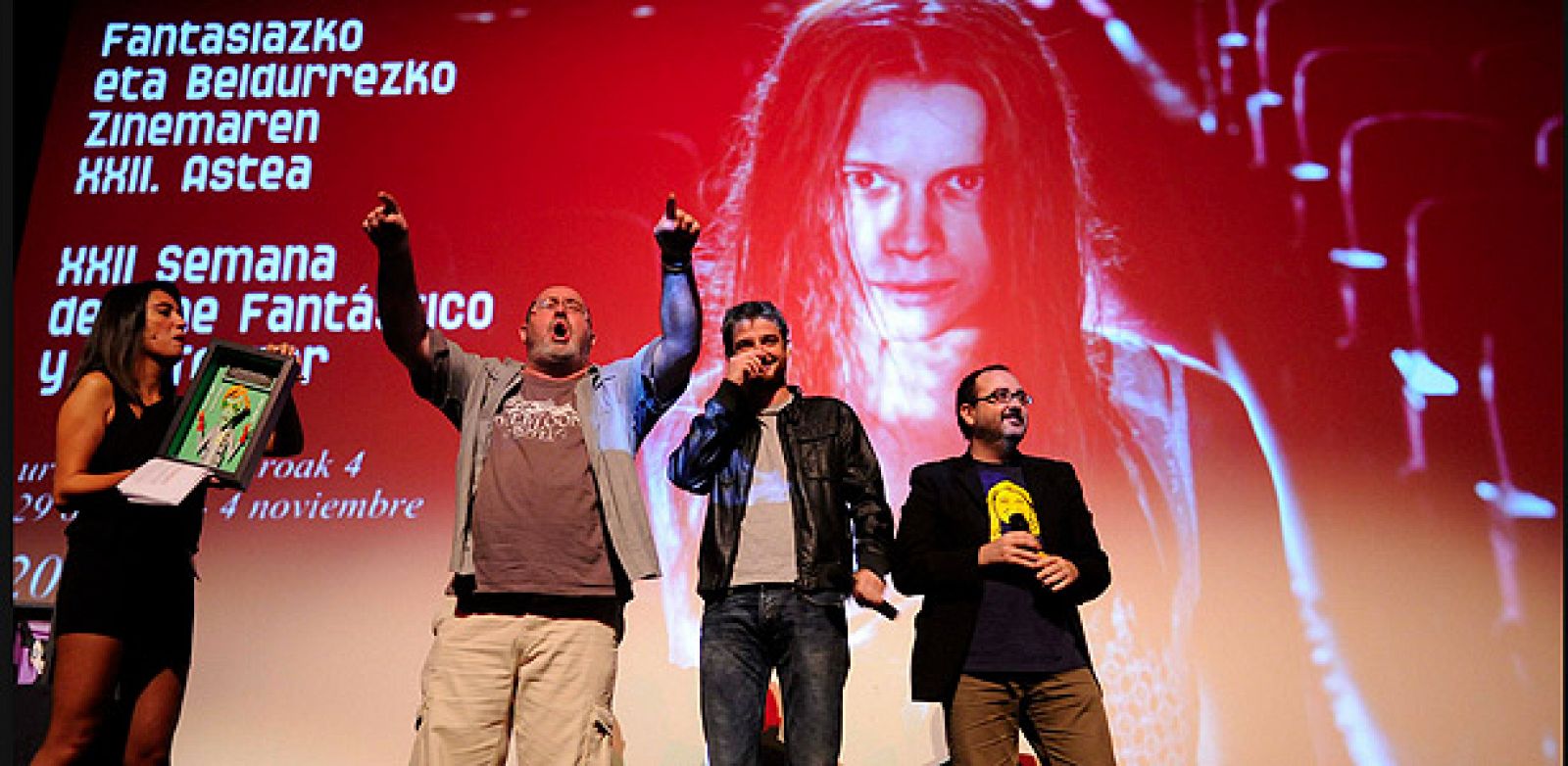 Juan Martínez Moreno, Gorka Otxoa y Carlos Areces recogiendo el premio del público en la Semana de cine de Terror de San Sebastián