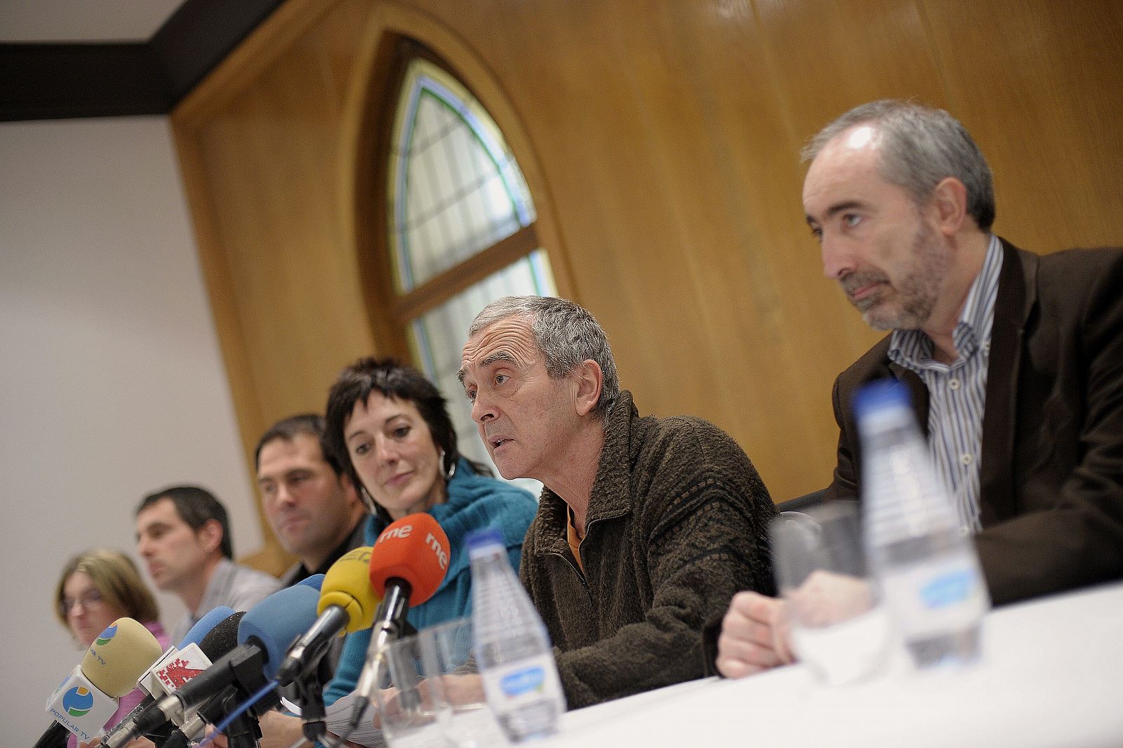 Los diputados y senadores electos de Amaiur durante la conferencia de prensa que han ofrecido en Pamplona.