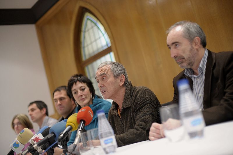 Los diputados y senadores electos de Amaiur durante la conferencia de prensa que han ofrecido en Pamplona.