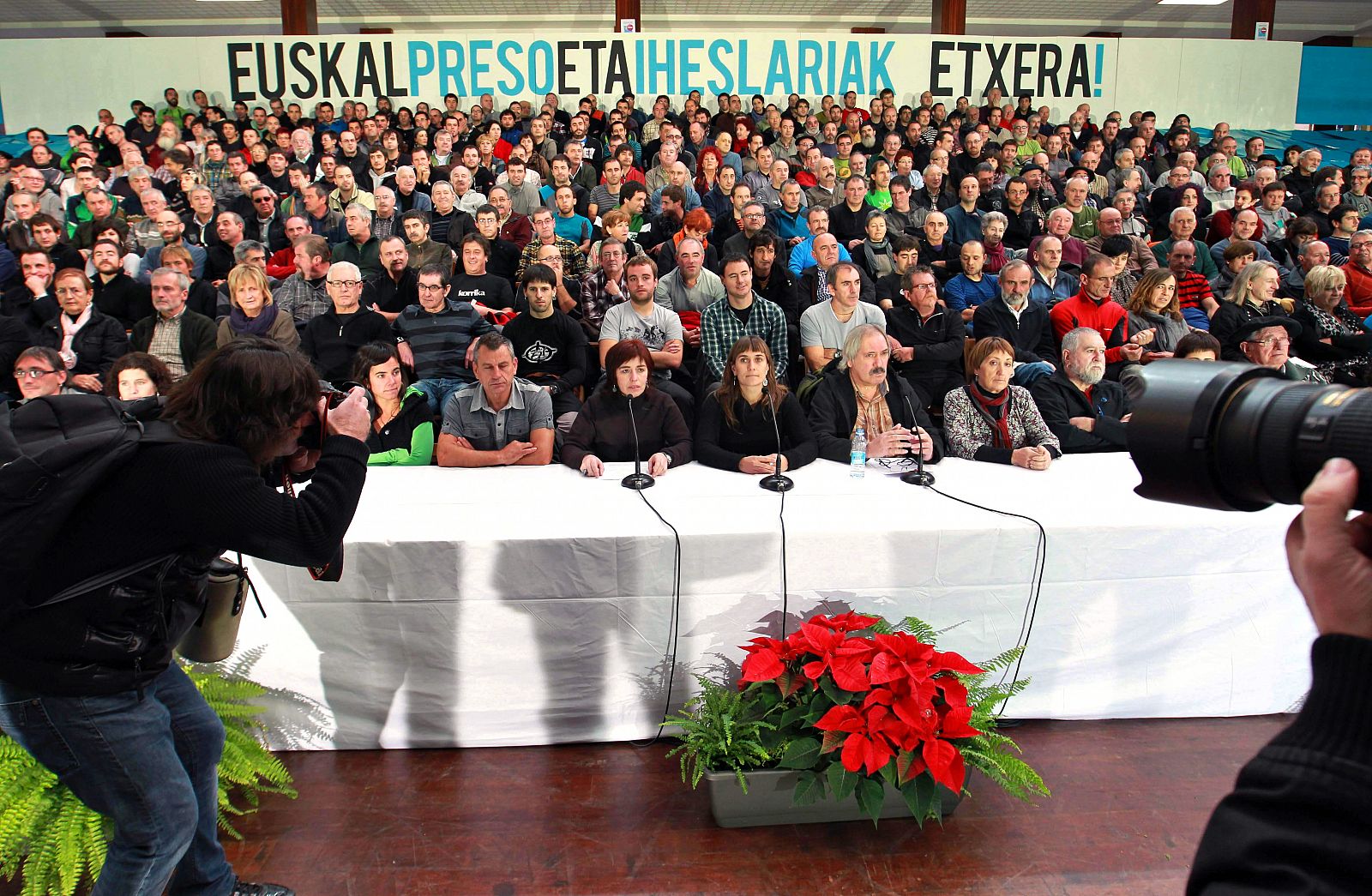 Un grupo de 400 expresos de ETA presenta un análisis de la situación política y de la política penitenciaria del Gobierno.