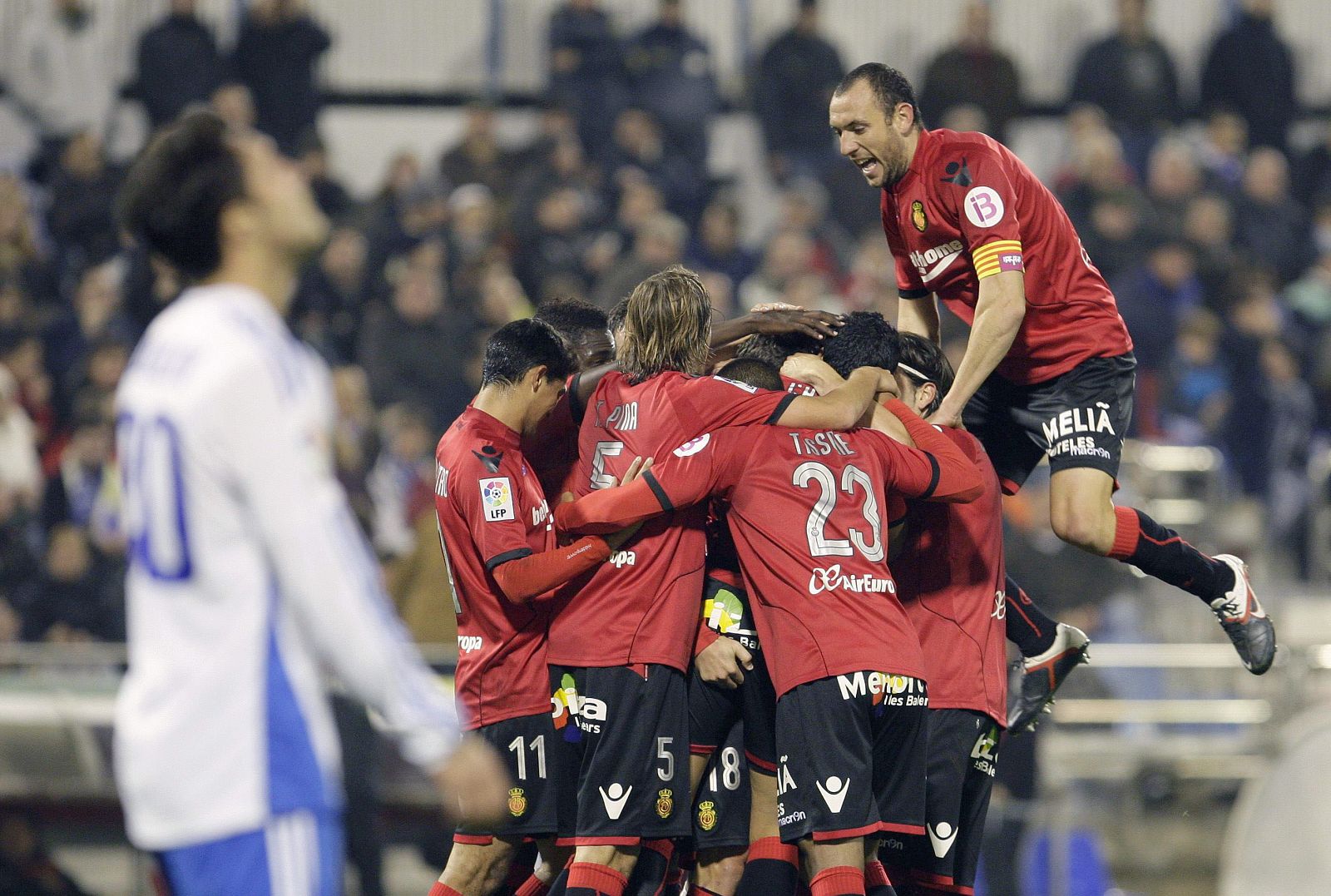 Los jugadores del Real Mallorca celebran la consecución del primer gol frente al Real Zaragoza.