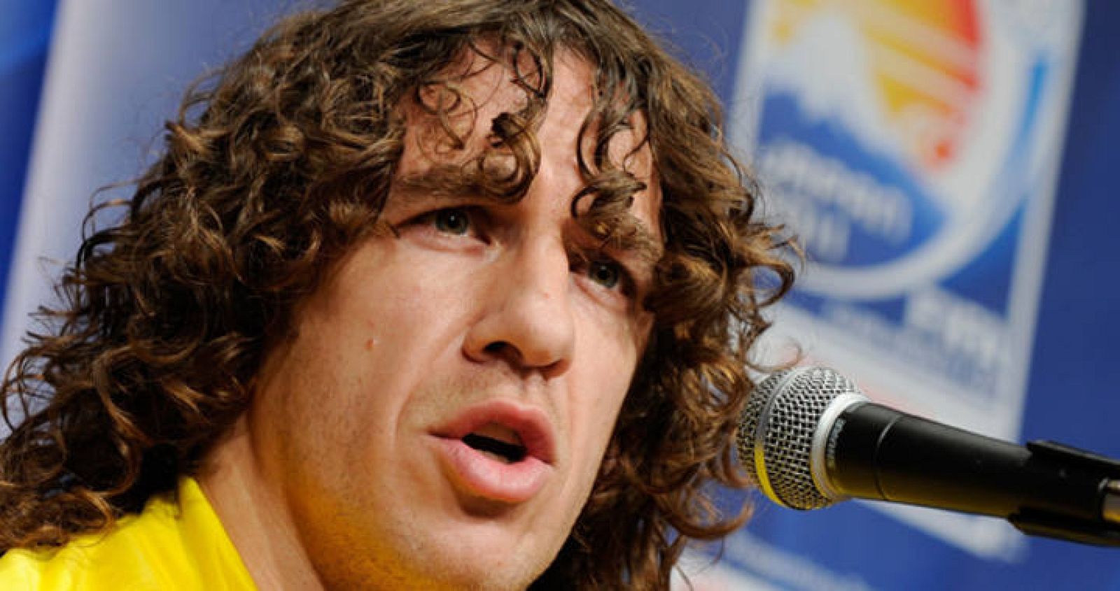  El capitán del FC Barcelona, Carles Puyol, atiende a los medios de comunicación en Yokohama.