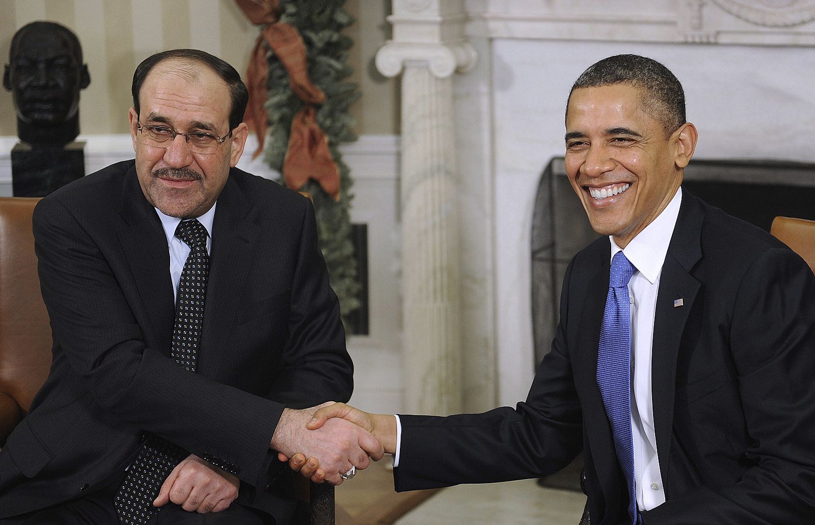 El presidente de los EE.UU., Barack Obama (d), saluda al primer ministro iraquí Nouri al-Maliki, en el Salón Oval de la Casa Blanca