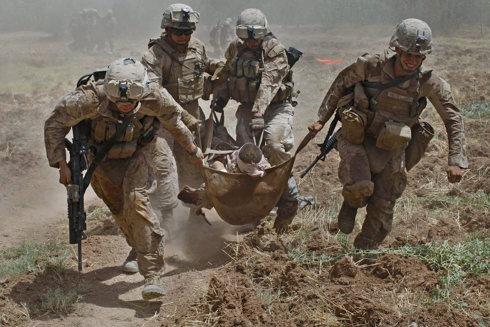 Fotografía de archivo de marines de EE.UU. evacuando a un compañero herido por una bomba en Marjah, Afganistán