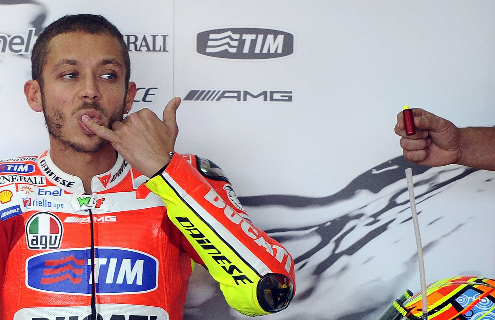 Rossi en el box de Ducati durante el Gran Premio de Aragón de la temporada 2011.