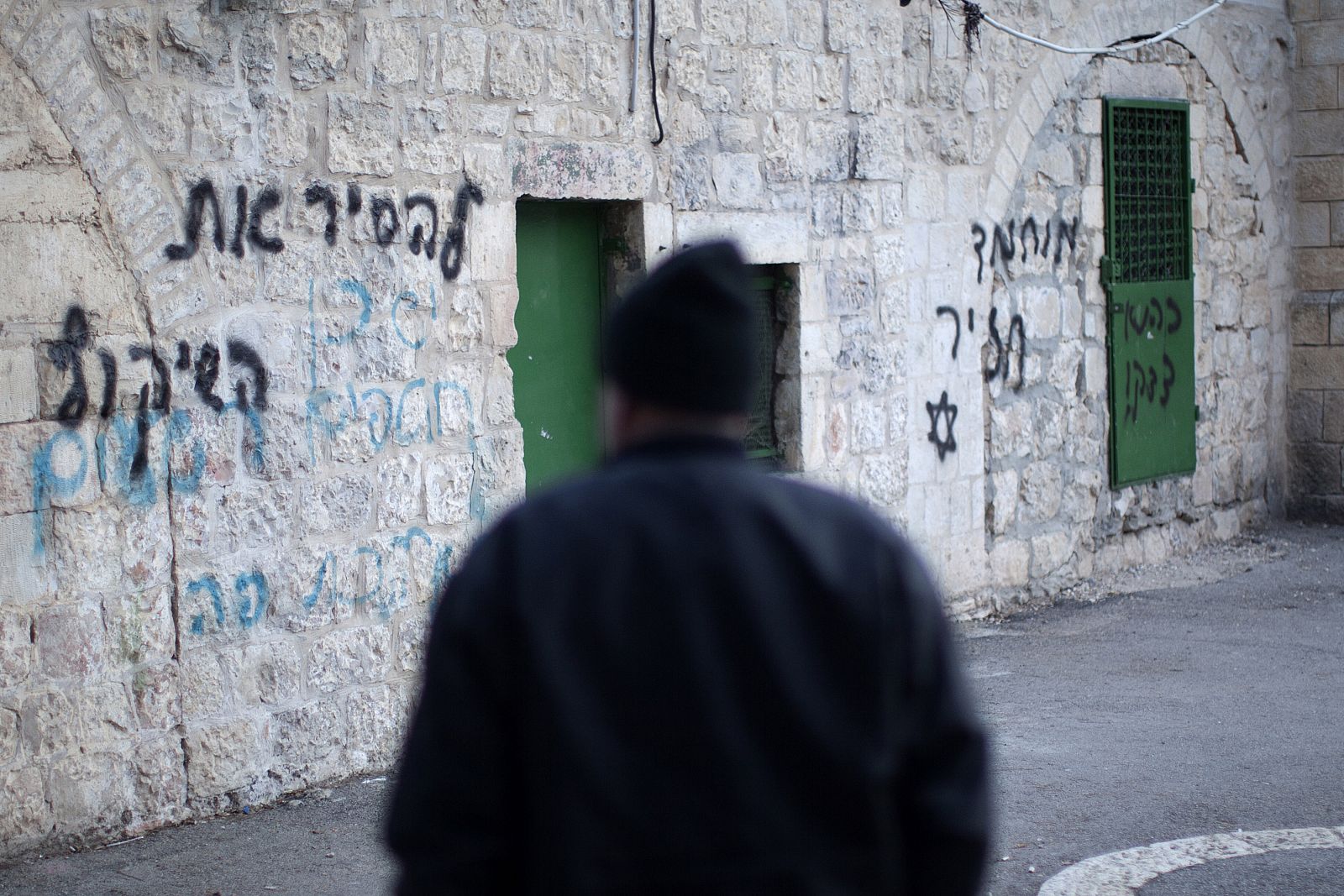 Un palestino junto a la mezquita de Jerusalén atacada por ultraderechistas israelíes