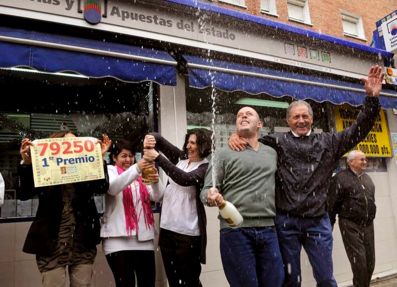 Los ganadores con el Gordo de 2010 celebran el premio