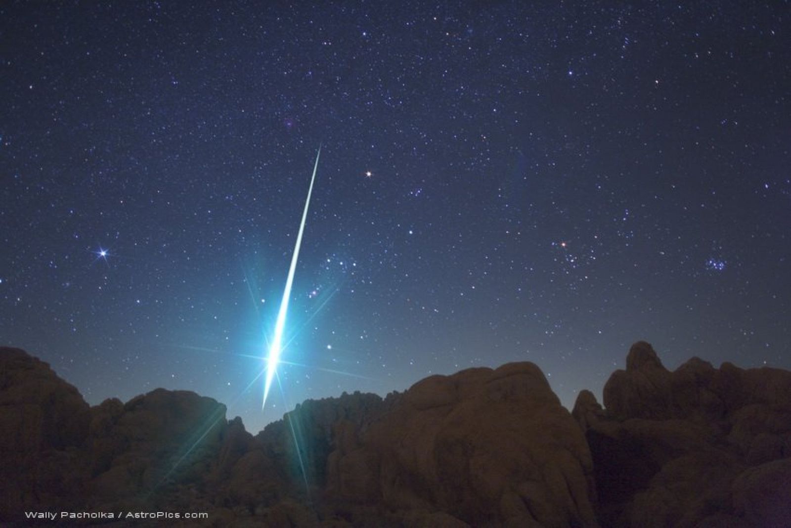 Imagen de uno de los meteoros cayendo durante la lluvia de estrellas de las Gemínidas de 2009 en el desierto de Mojave
