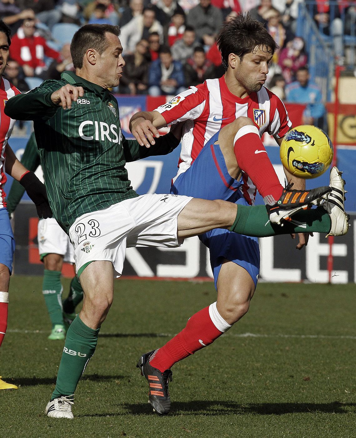 El centrocampista brasileño del Atlético de Madrid, Diego Ribas, pelea un balón con el defensa del Betis Nacho Pérez.