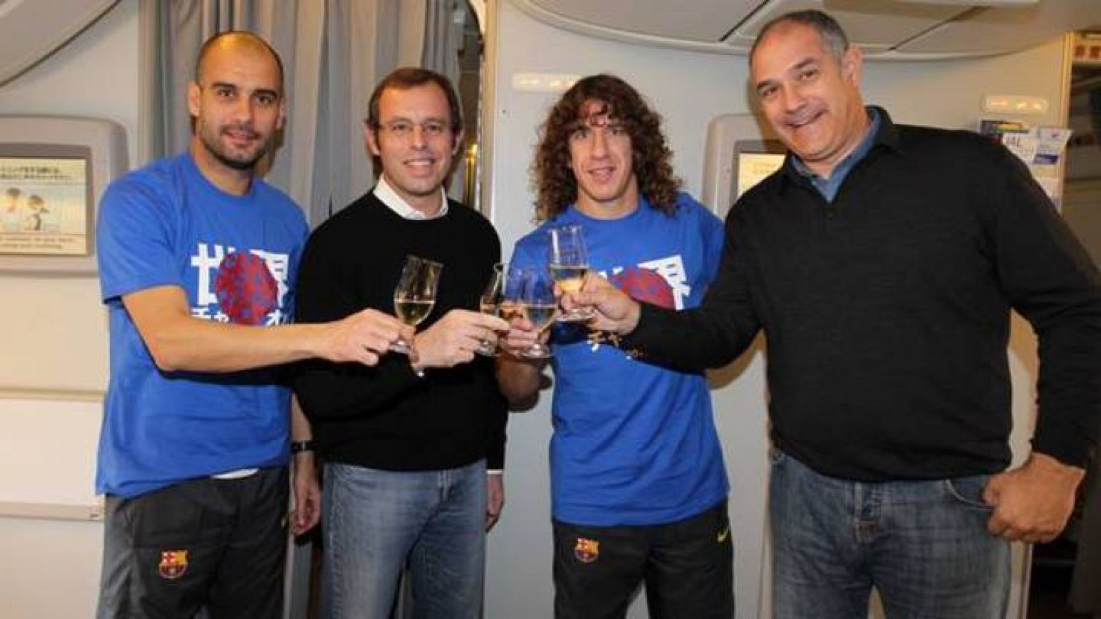 Pep Guardiola, Sandro Rosell, Carles Puyol y Andoni Zubizarreta brindan dentro del avión que trajo al Barça de vuelta desde Japón tras ganar el Mundial de Clubes.