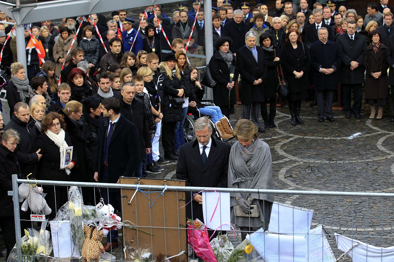 Los príncipes de Bélgica, Felipe y Matilde, durante el homenaje a las víctimas del tiroteo de Lieja