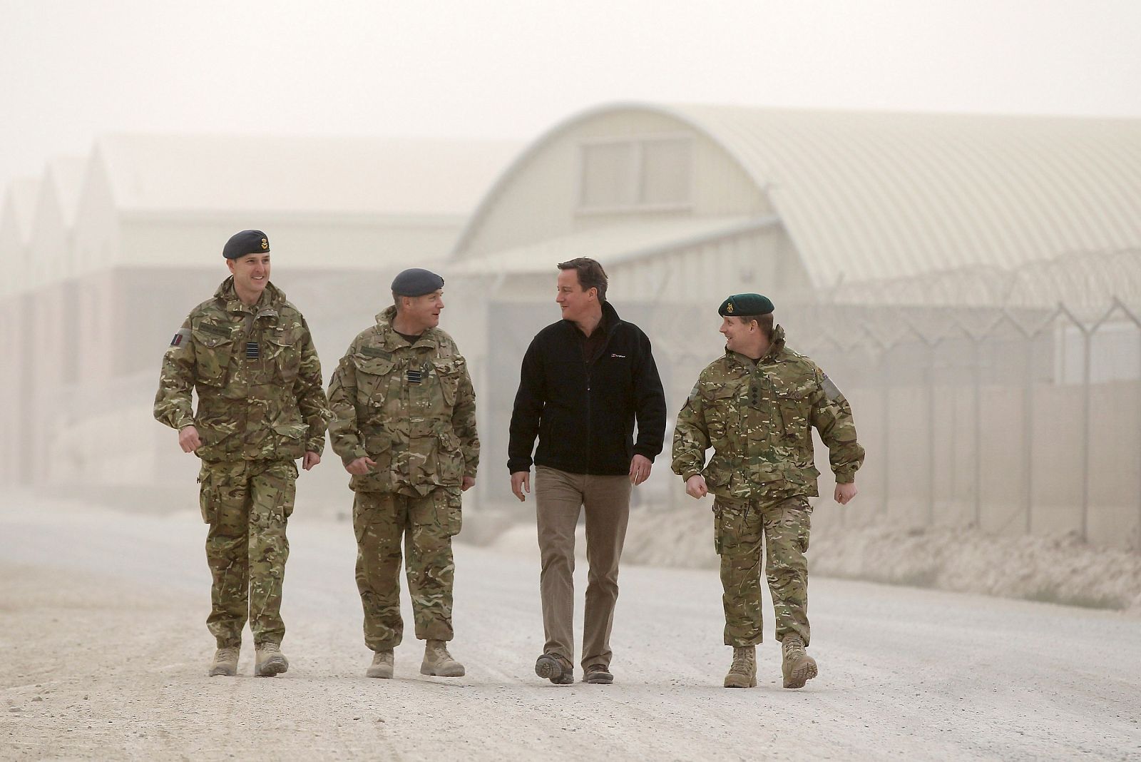 El primer ministro británico pasea con las tropas en la provincia afgana de Kandahar