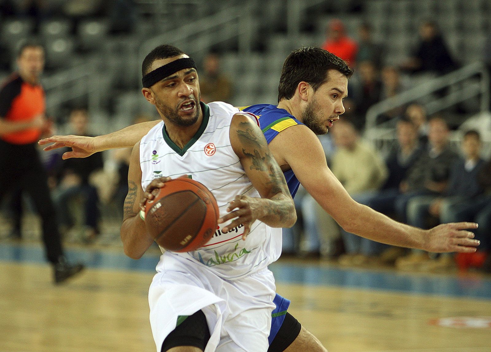 El escolta estadounidense Gerald Fitch, del Unicaja, controla el balón ante Krunoslav Simon, del KK Zagreb.