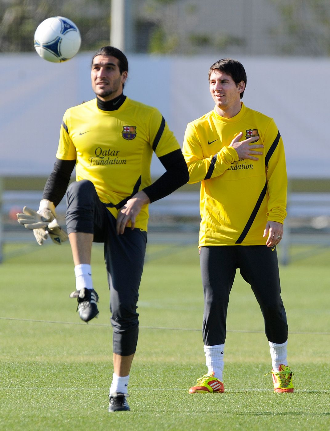 Pinto y Messi, jugadores del FC Barcelona, durante un entrenamiento