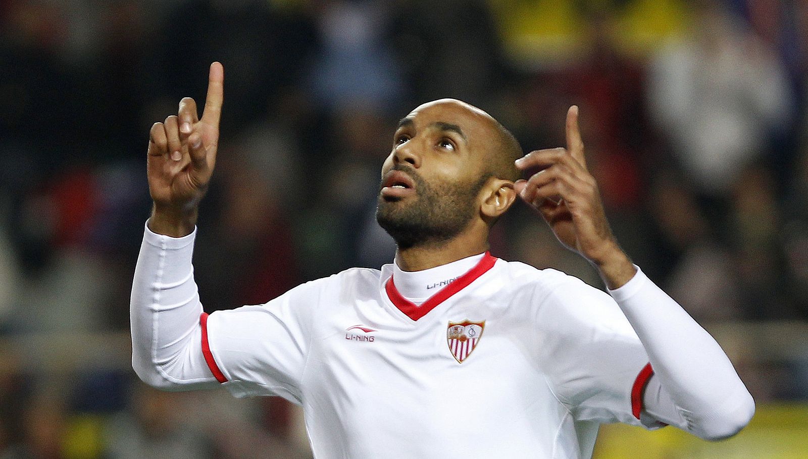 El delantero malí del Sevilla, Frederic Kanouté, celebra el primer gol ante el San Roque.